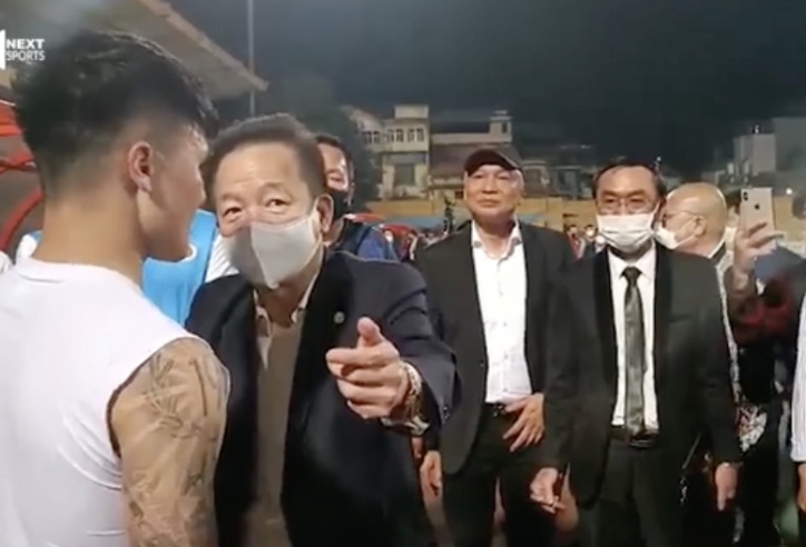 VIDEO: Nghẹn ngào khoảnh khắc Quang Hải ôm cảm ơn bầu Hiển