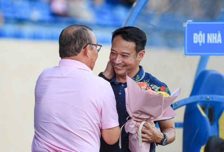 HLV Park Hang Seo tự tay làm điều đặc biệt cho CLB Nam Định