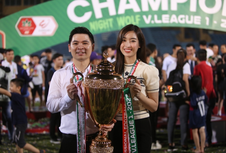 VIDEO: Cận cảnh nhan sắc hoa hậu của con dâu bầu Hiển trong ngày Hà Nội FC nâng cúp