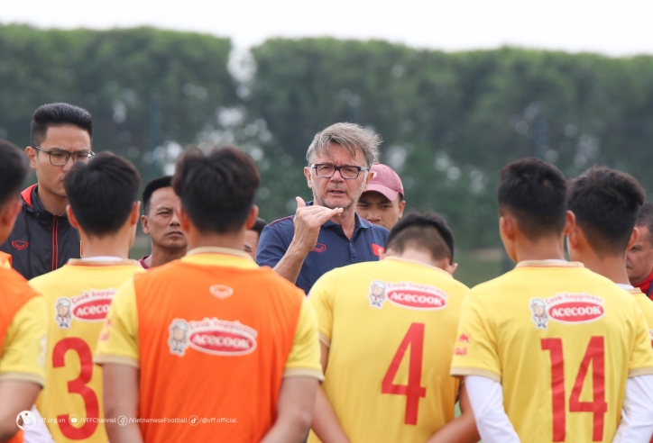 HLV Troussier thực hiện 'liệu pháp tâm lý đặc biệt' với U23 Việt Nam sau hai trận thua