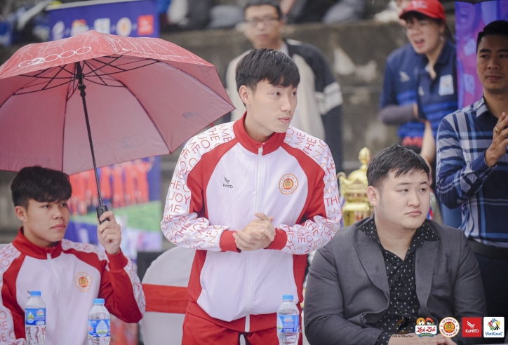 Tuyển thủ U23 Việt Nam động viên tinh thần 'cầu thủ nhí' tại Giải bóng đá trẻ Hà Nội
