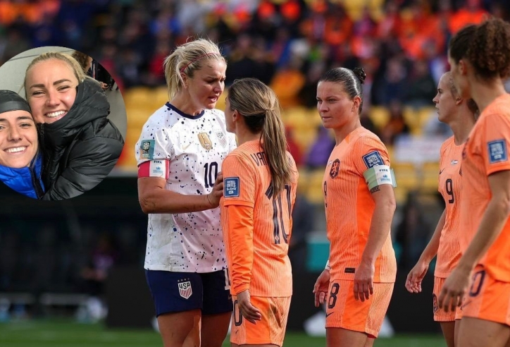 Cầu thủ Mỹ và Hà Lan ôm nhau hòa giải sau vụ xô xát trên sân