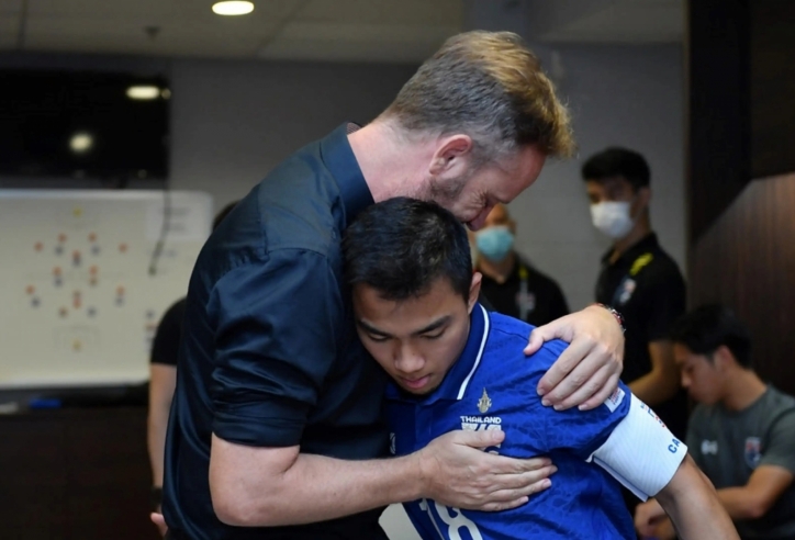 'Messi Thái Lan' báo tin buồn cho HLV Mano Polking