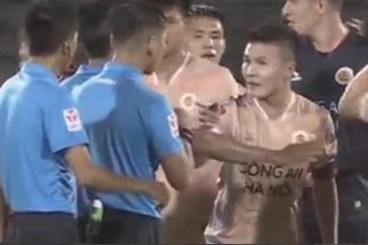 Quang Hải cùng đồng đội CAHN phản ứng trọng tài sau trận thua