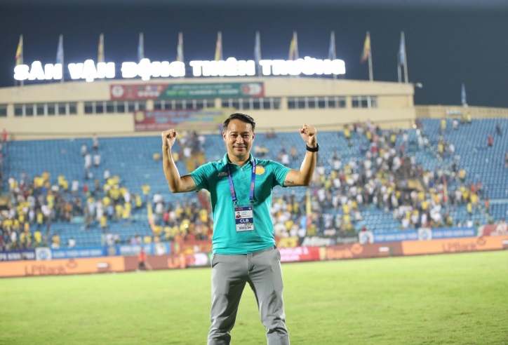HLV Nam Định thốt lên khi chạm 1 tay vào cúp vô địch V-League