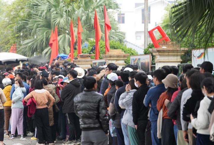 Việt Nam vs Singapore: CĐV túc trực xuyên đêm mua vé, nóng giá ở chợ đen