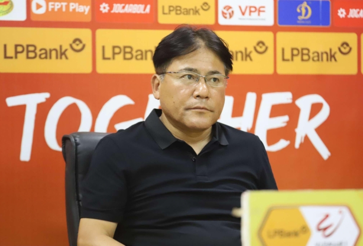HLV Hà Nội FC bất bình vì trọng tài V-League quên luật