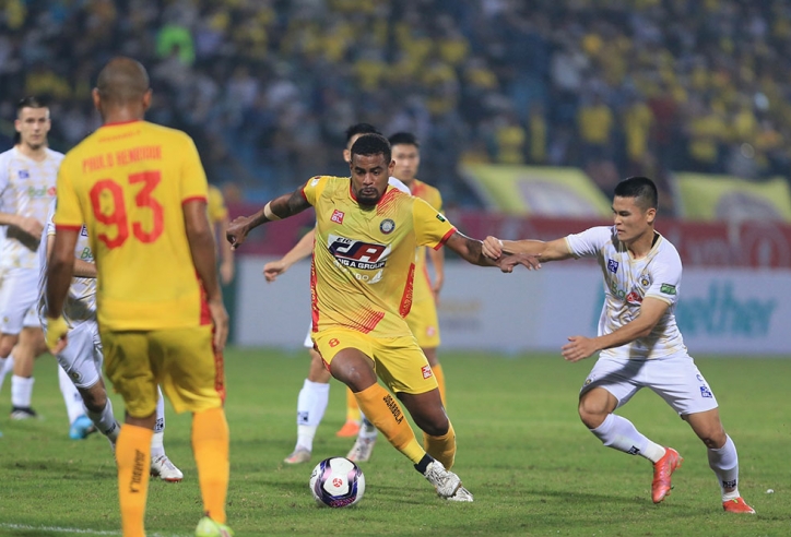 Hà Nội bị cầm chân trên sân Thanh Hóa, cuộc đua V-League ngày càng nóng