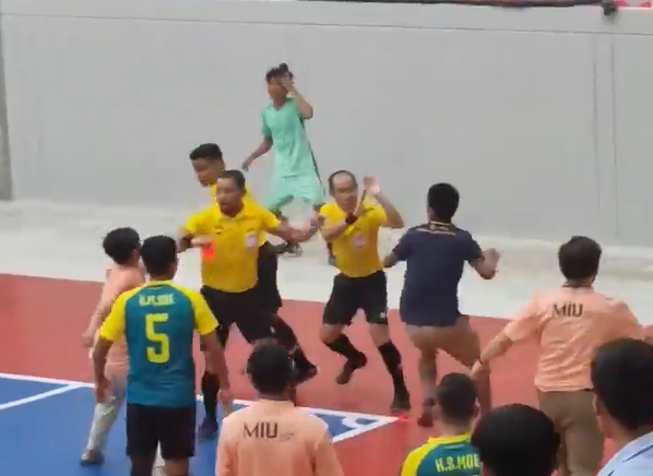 VIDEO: Cầu thủ Myanmar đuổi đánh trọng tài vì thua đau trận chung kết