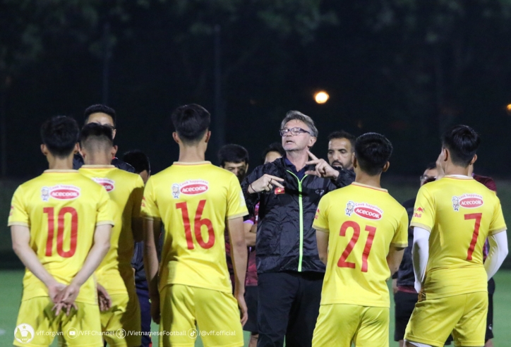 VIDEO: HLV Philippe Troussier 'sửa' học trò, U23 Việt Nam nhận tin vui trước khi đấu U23 Kyrgyzstan