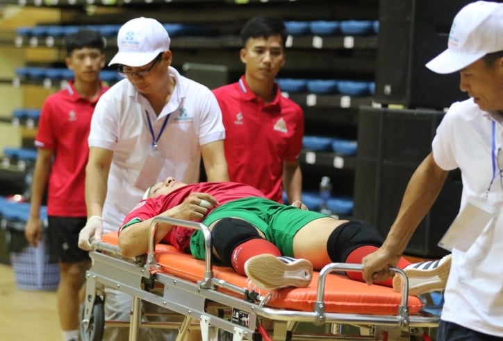 Thủ môn Việt Nam vào viện cấp cứu sau pha bóng nguy hiểm