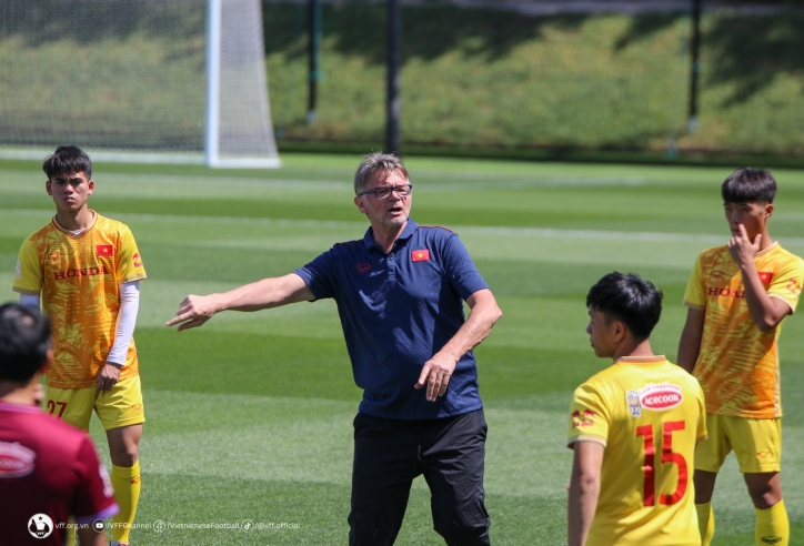 HLV Troussier bỏ thói quen đặc biệt với U22 Việt Nam trước SEA Games 32