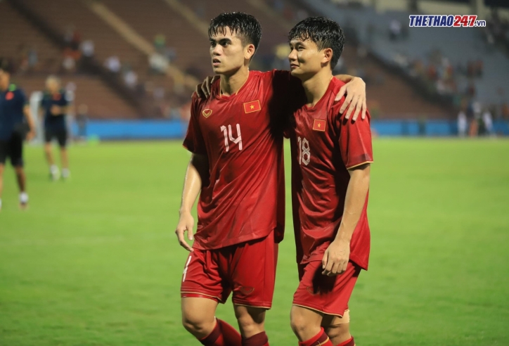 Cầu thủ U23 Việt Nam khiến CĐV thán phục với hành động cực đẹp