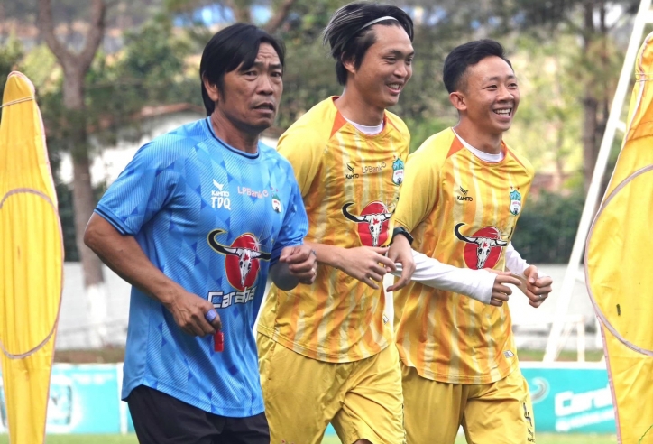 Hàng loạt đội bóng Việt Nam trở lại tập luyện