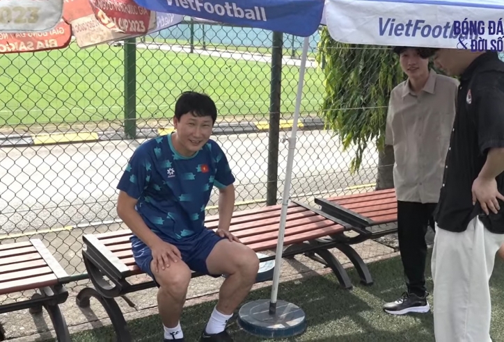 HLV Kim Sang Sik đá trận cầu đặc biệt ở Việt Nam