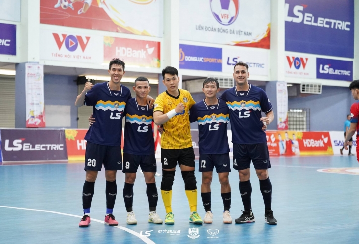 Đại thắng 5-1, đội bóng Việt Nam thống trị BXH nội địa