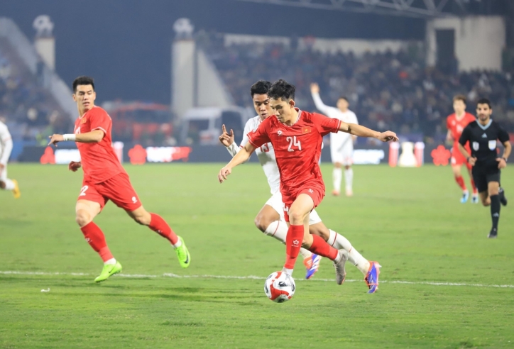 HLV Kim Sang Sik nhận tin kém vui