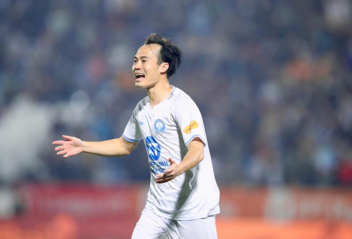 Văn Toàn ghi cú đúp siêu phẩm, Nam Định vững ngôi đầu V-League
