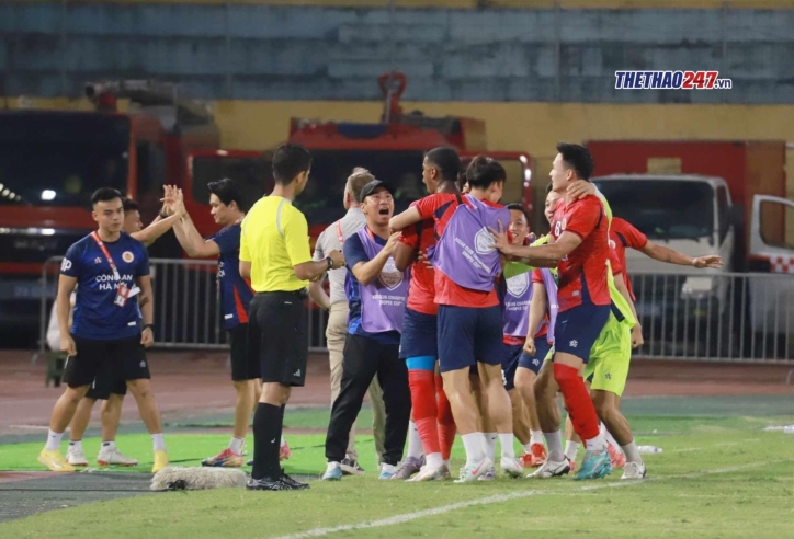Trực tiếp CAHN 2-1 Buriram United: Theerathon phạm lỗi với Quang Hải
