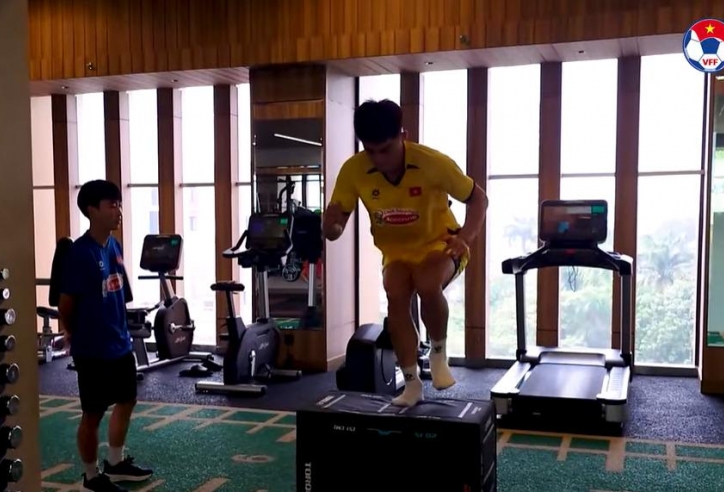 'Đột nhập' phòng gym U23 Việt Nam, Viktor Lê cùng đồng đội rèn thể lực hết công suất