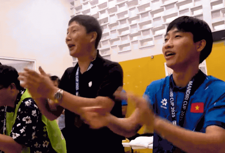 Video: HLV Kim Sang Sik ca vang 'Như có Bác Hồ trong ngày vui đại thắng' cùng U23 VN