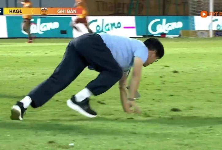 Bò vào sân ăn mừng gây sốt, GĐKT Vũ Tiến Thành nói gì?