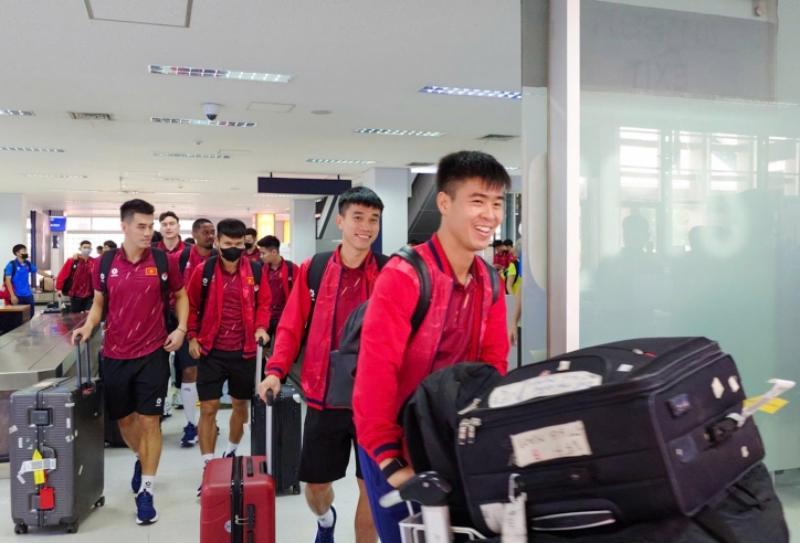 HLV Kim Sang Sik cho ĐT Việt Nam nghỉ ngơi ngay sau khi tới Lào