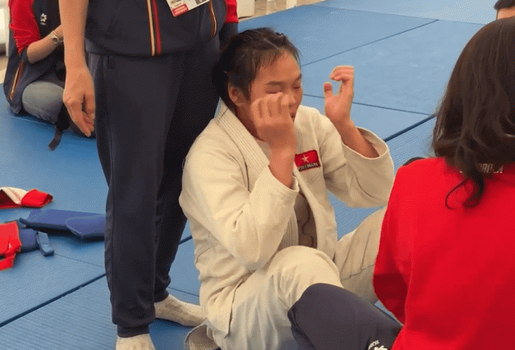 Thua đau Thái Lan, VĐV Việt Nam bật khóc nức nở vì tuột HCV