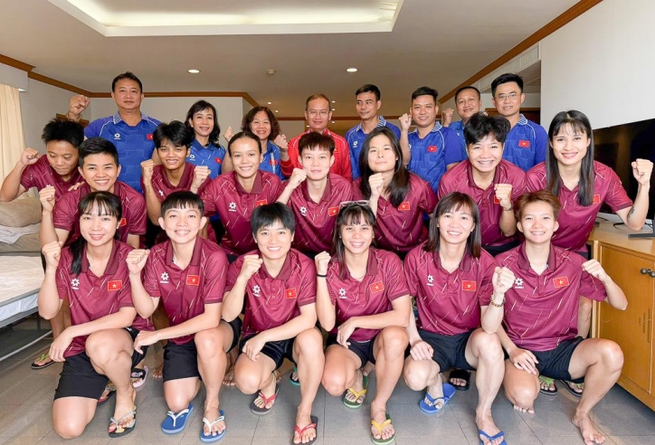 Trưởng đoàn Thể thao Việt Nam tiếp sức cho tuyển futsal nữ sau trận thắng Indonesia