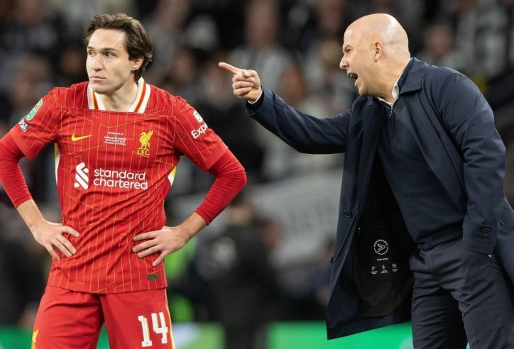 Chiesa vẫn không được HLV Arne Slot trao cơ hội tại Champions League