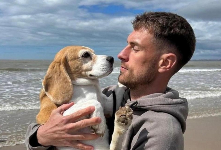 Cựu sao Arsenal phải nghỉ thi đấu vì... mất chó cưng