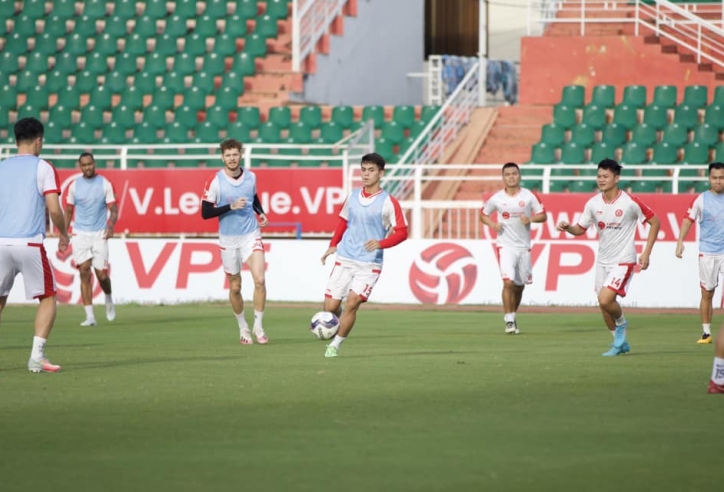 Tích cực tập luyện, 'của hiếm' của bóng đá Việt Nam ra mắt V-League tối nay?