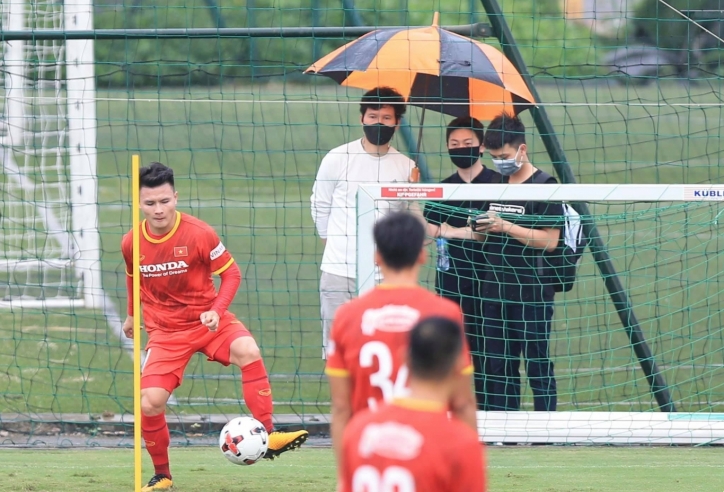 HLV Hà Nội FC làm điều bất ngờ tại sân tập của ĐTVN
