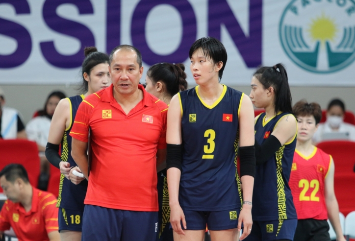 Thuyền trưởng Nguyễn Tuấn Kiệt lắc đầu, bóng chuyền nữ Việt Nam thua trận tại Cúp Châu Á