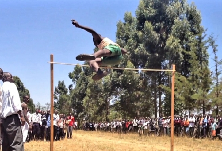 Không thể tin được: Học sinh Châu Phi nhảy xà cao 2m, phá kỷ lục thế giới năm 1992