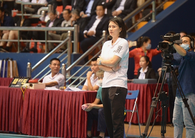 HLV Kim Huệ chia sẻ lý do rời ghế HLV trưởng đội bóng chuyền nữ Vietinbank