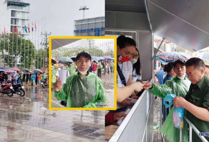 CĐV bóng chuyền đội mưa hàng giờ để mua vé trận Việt Nam vs Đài Bắc Trung Hoa
