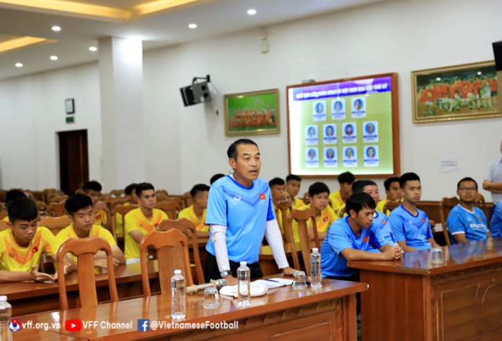 Quyền chủ tịch VFF Trần Quốc Tuấn gặp gỡ và động viên U19 Việt Nam