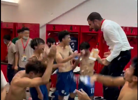 VIDEO: HLV Thái Lan nhảy lên bàn ăn mừng như vô địch khi hòa U19 Việt Nam