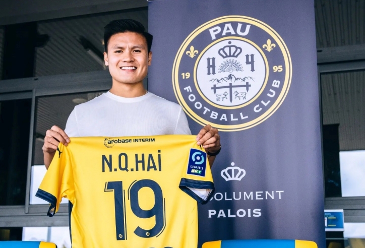 Quang Hải nhận lời khen từ HLV Pau FC