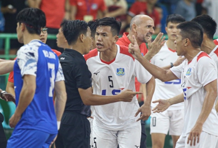 Đội bóng Việt Nam nhận hàng loạt án phạt sau trận cầu đầy tranh cãi