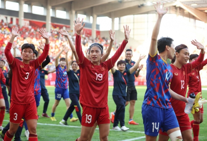 VIDEO: ĐT nữ Việt Nam tri ân khán giả sau trận đấu đáng khen trước ĐT nữ Đức