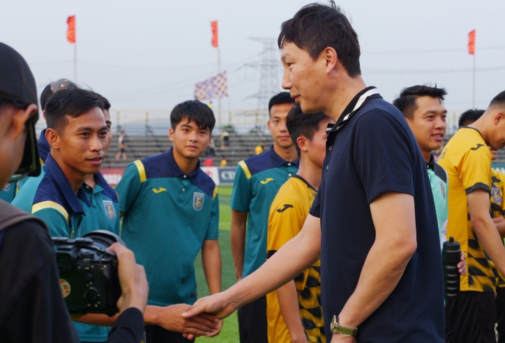 VIDEO: Đội bóng của thầy Park thắng kịch tính trong ngày HLV Kim Sang Sik dự khán