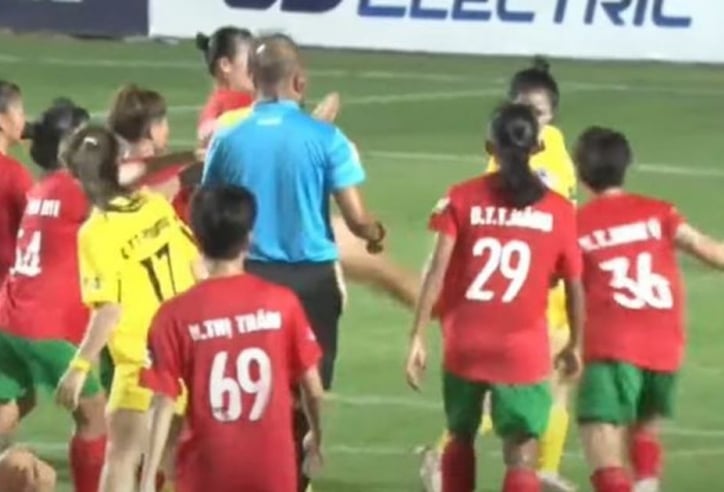 Cầu thủ nữ Việt Nam ẩu đả trong trận cầu có 3 thẻ đỏ