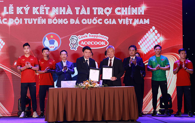 Quang Hải dự lễ ký hợp đồng trước ngày gia nhập CLB hạng Nhất