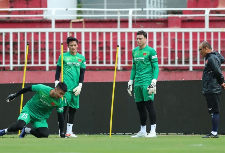 Thủ môn ĐT Việt Nam nói lời chia tay V-League sớm