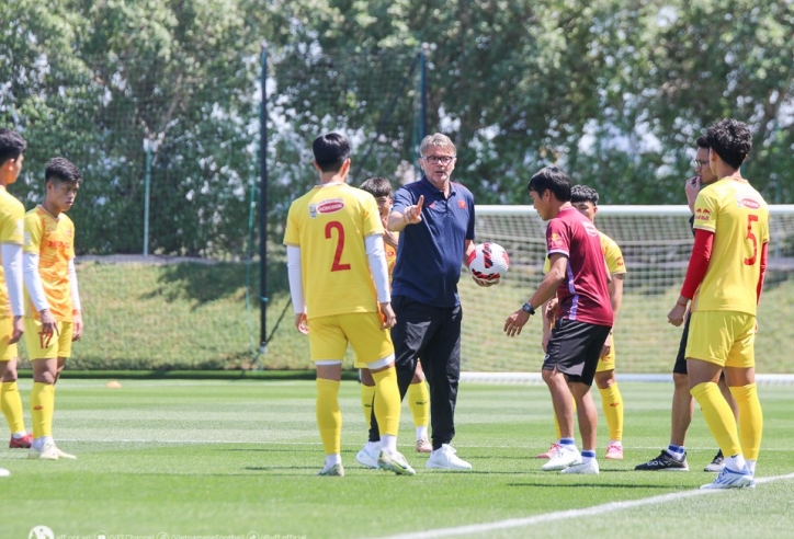 HLV Troussier 'chia đôi' U23 Việt Nam sau trận thua đậm Iraq