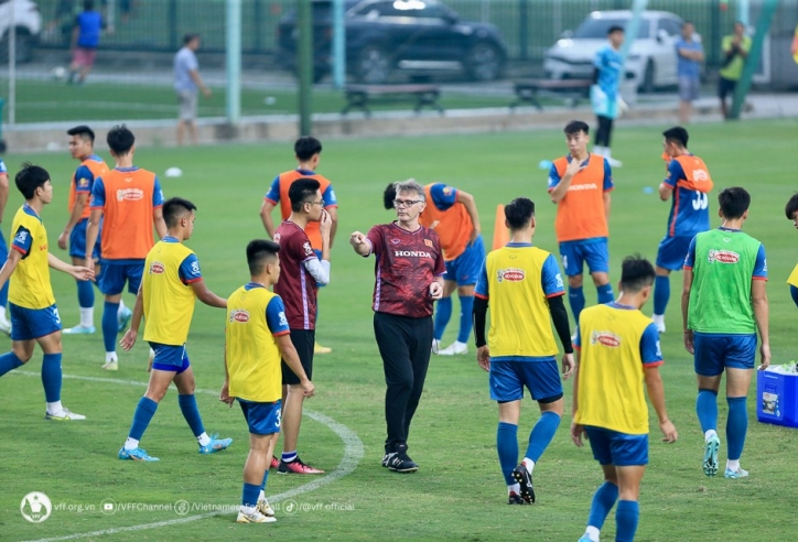 ĐT Việt Nam xáo trộn lớn, HLV Troussier đẩy 2 cầu thủ xuống đội U23