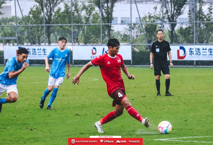 VIDEO: Cầu thủ Việt Nam lập cú đúp vào lưới Man City