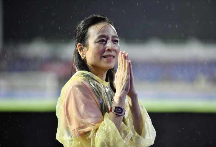 Madam Pang 'đội mưa' cảm ơn CĐV sau trận thắng